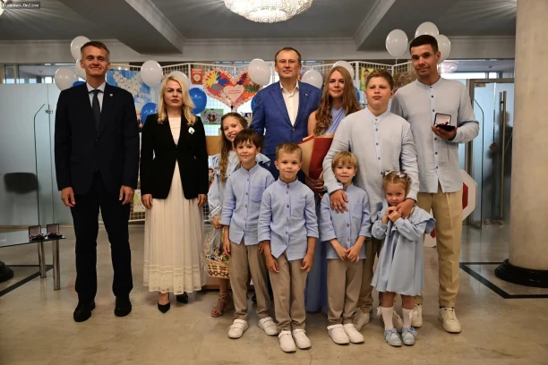 Многодетные семьи Ленобласти получили микроавтобусы