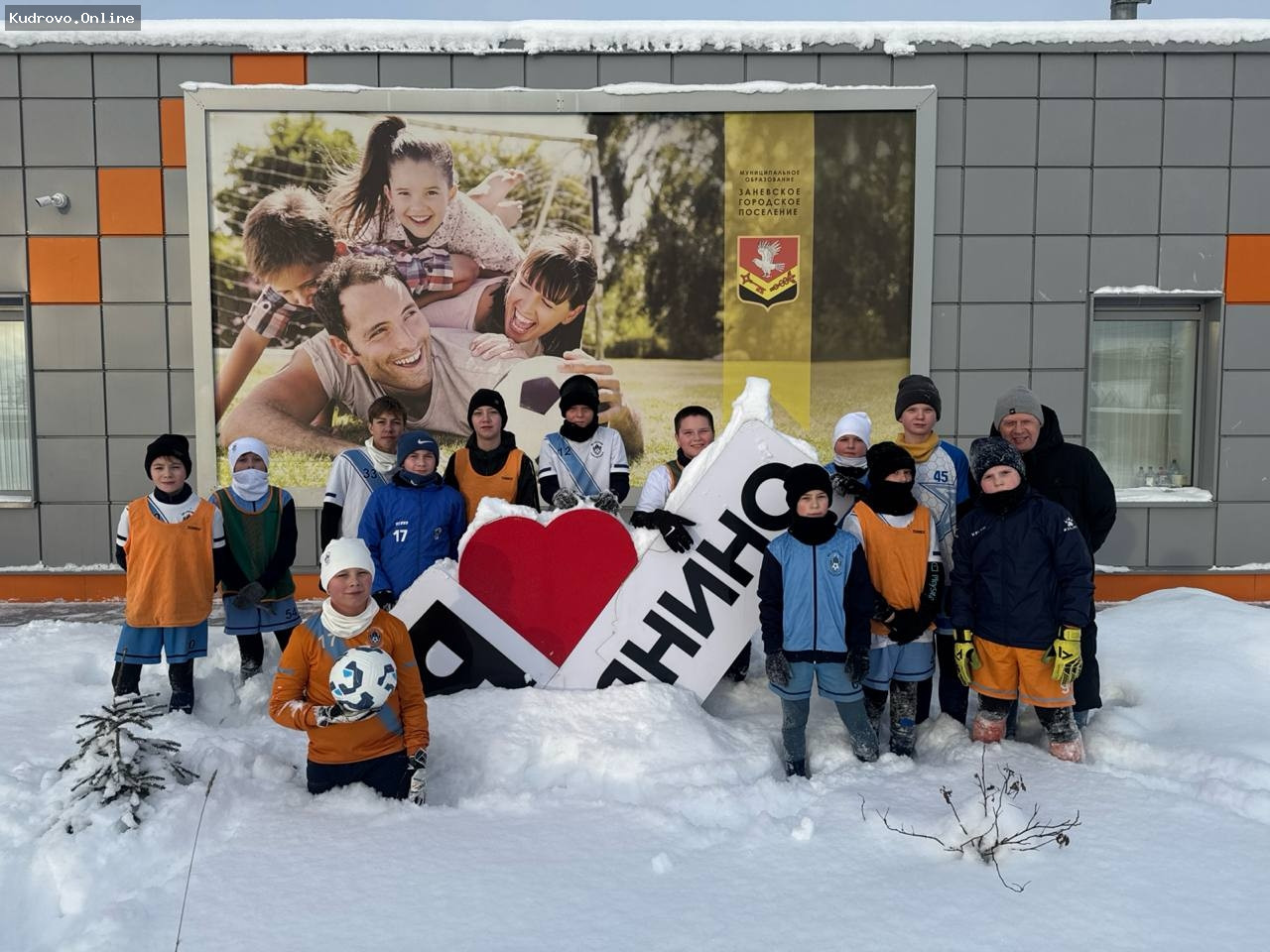 Снег футболу не помеха